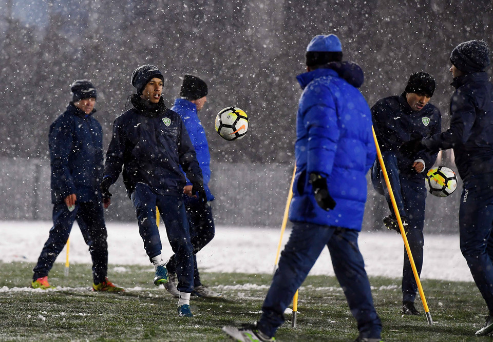 U23 Uzbekistan hào hứng tập dưới tuyết, Việt Nam rèn quân trong nhà